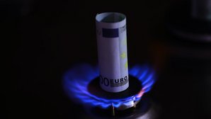 EuroscheinAufGasflamme.jpg